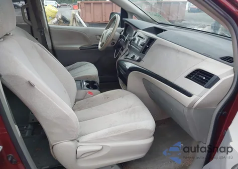 2012 Toyota Sienna Le V6 8 Passenger z USA, uszkodzony, nr VIN 5TDKK3DC3CS230755